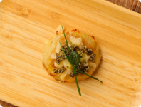 バジル風味のチーズ焼きじゃが<br>
～焼きじゃが、バジルペースト、植物性シュレッド（植物由来の原料をベースに作ったチーズ代替品）とんぶり、シブレット～