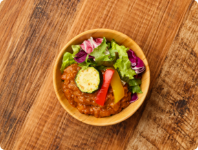 野菜と食べるベジキーマカレー<br>
～サニーレタス、フリルレタス、ロメインレタス、トレビス、レッドキャベツ、パプリカ、ズッキーニ～