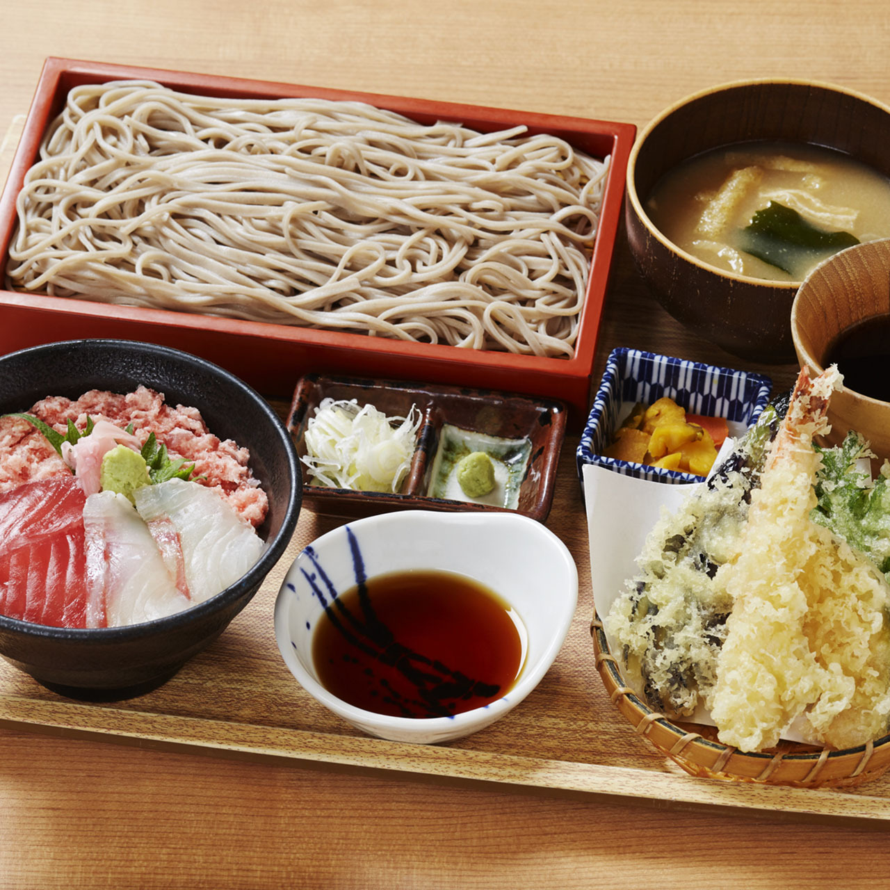 本まぐろと鯛の紅白丼と天ぷら・蕎麦御膳