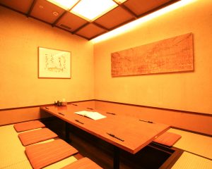 総席数３１５席を誇る新宿三丁目店は個室 半個室が充実 ６名程の少人数から４０名個室 ３００名貸切迄 対応可能