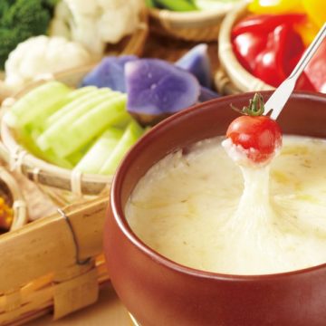 熱々とろ り 自然薯とろろチーズフォンデュの食べ放題 お一人様９９０円にてご提供