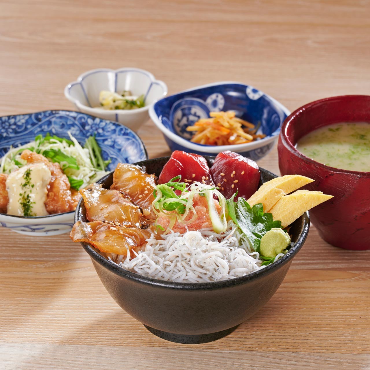 咲くらランチといえば海鮮丼 湘南シラスとマグロの海鮮丼 チキン南蛮 1000円 税込